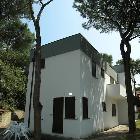 Modern 2 Bedroom Near Rosolina Apartment *