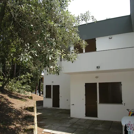 Modern 2 Bedroom Near Rosolina Apartment *
